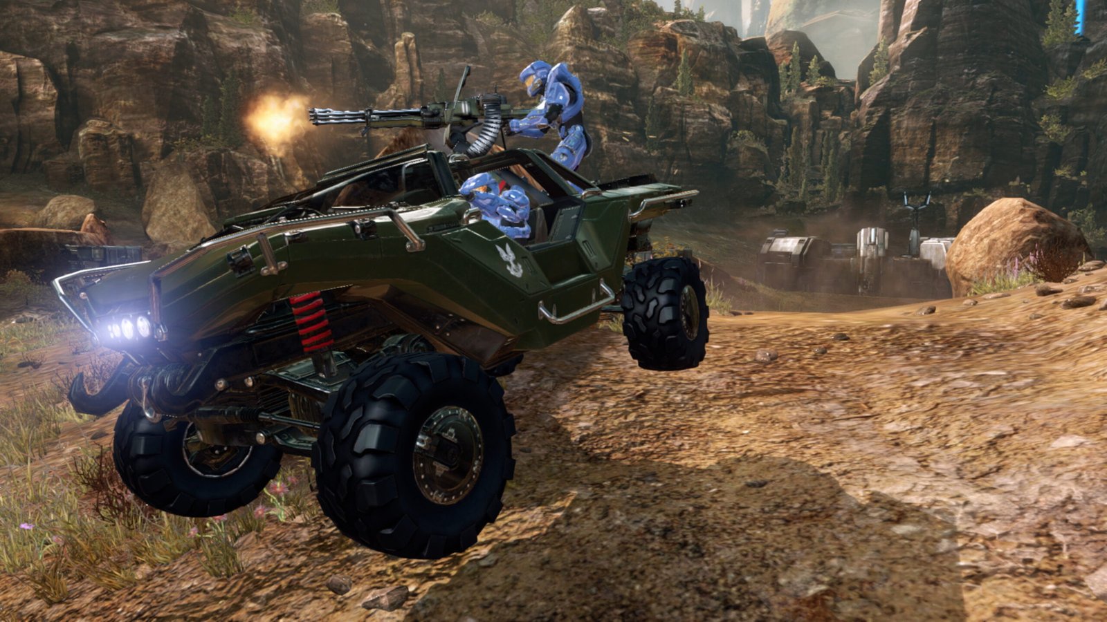 Two players riding a Warthog in the FPS games Halo: The Master Chief Collection.