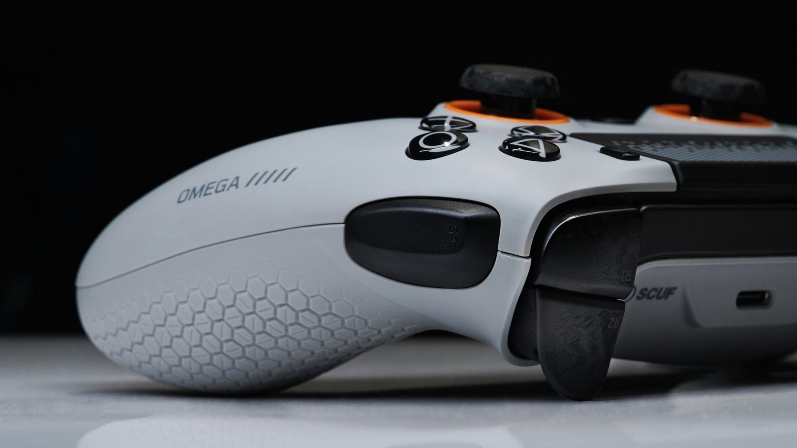 Side view of Scuf Omega extra bumpers