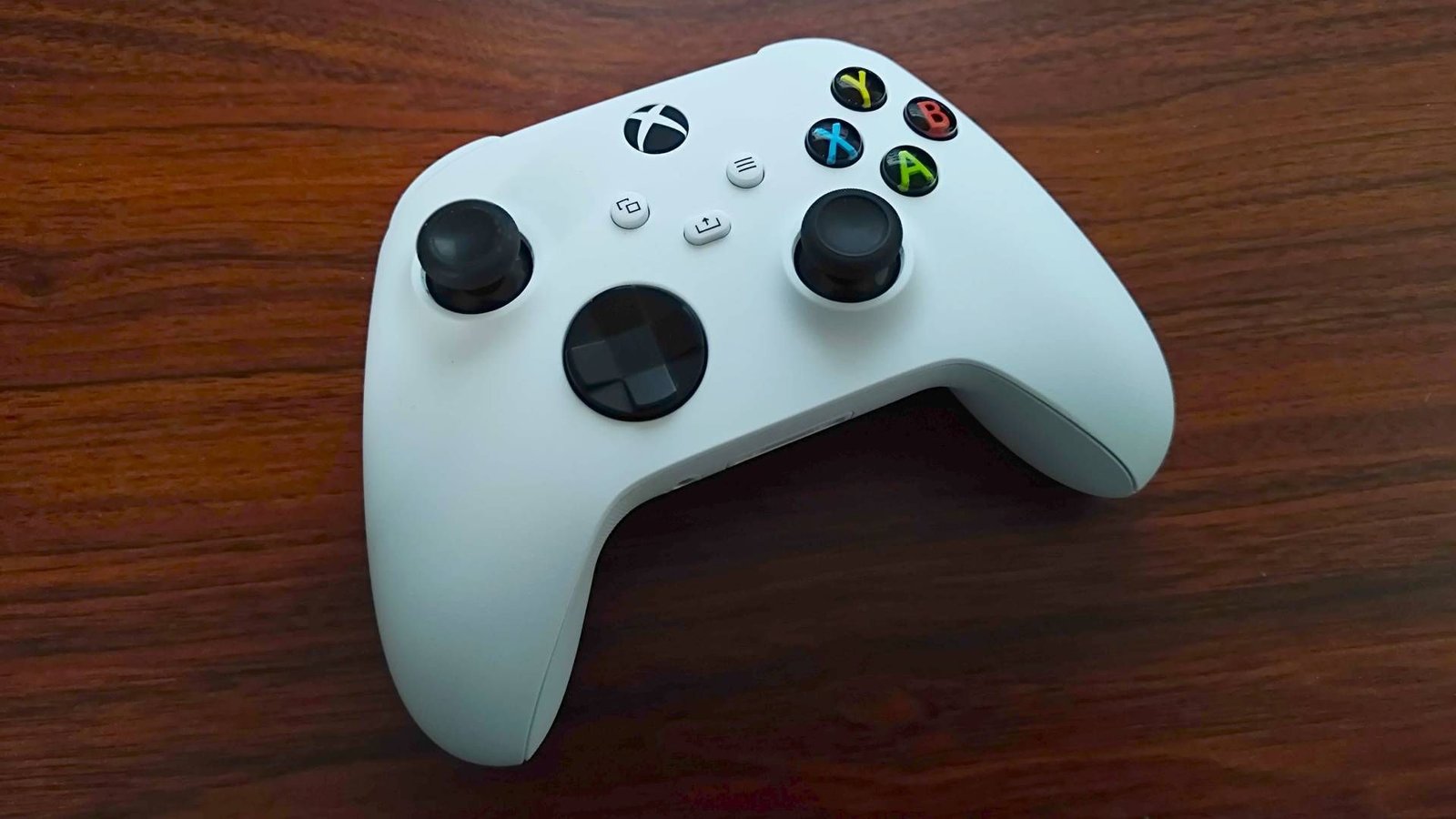 Xbox : deux nouvelles manettes en fuite, dont une mini version